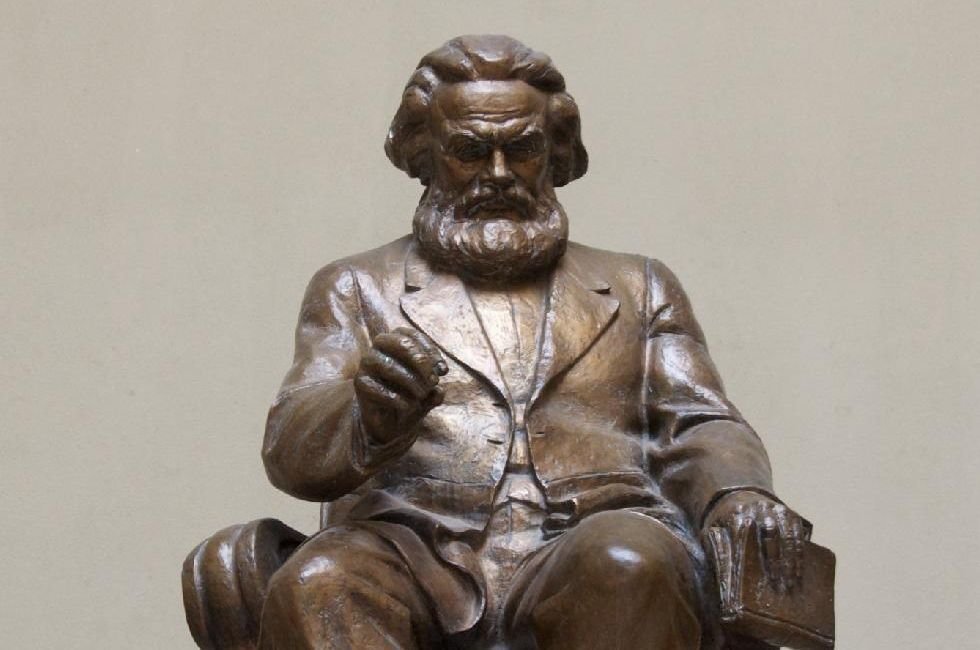 コルヴィヌス大学エントランスホールからマルクス像が持ち去られる ハンガリーのデイリーニュース
