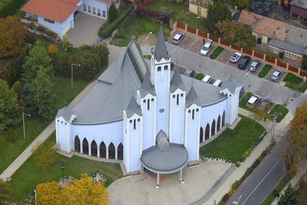 Cele mai moderne biserici maghiare cu aspect - FOTOGRAFII - Daily News ...