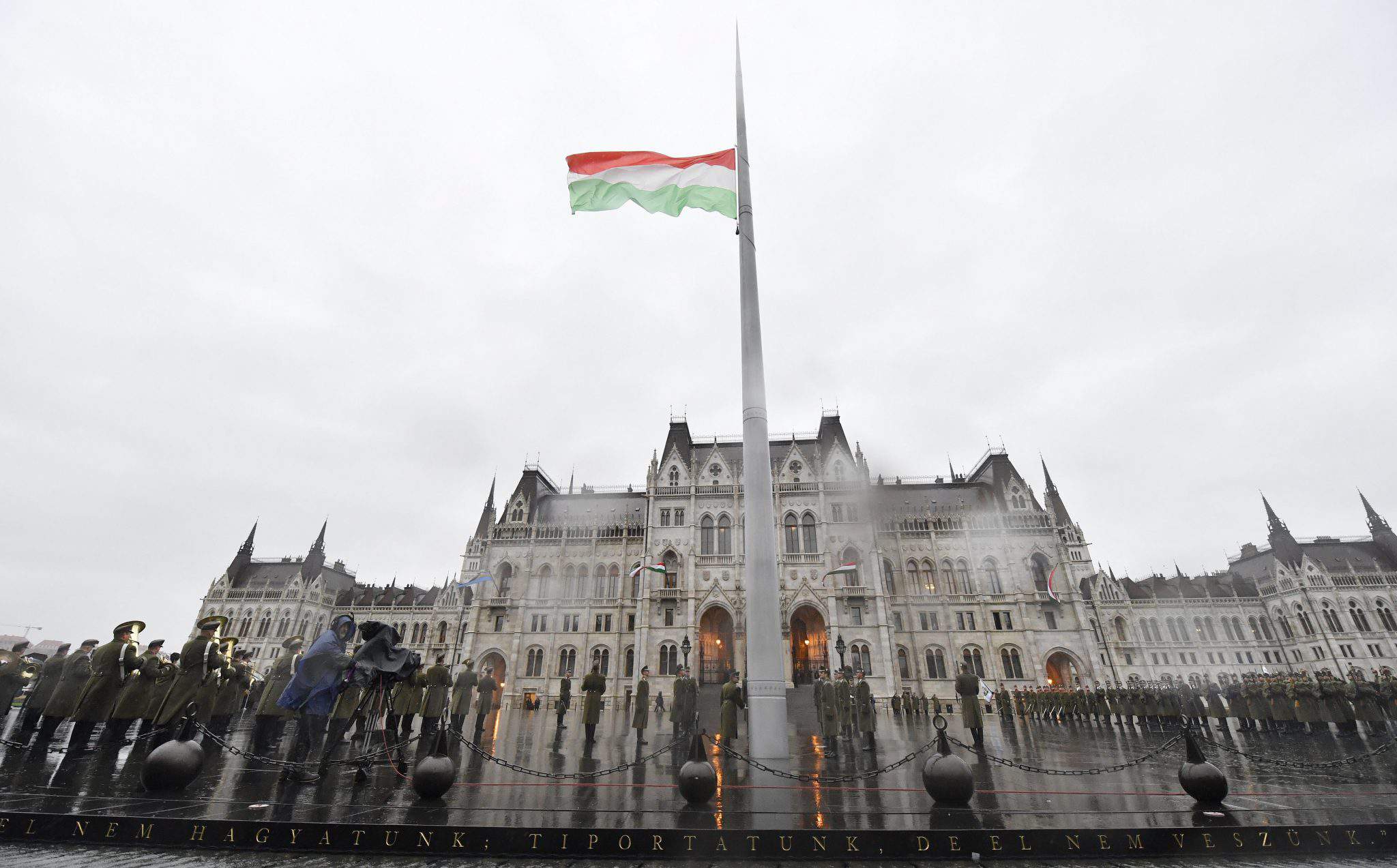 1956 - Флаг поднят над венгерским парламентом - ФОТО - Daily News Венгрия