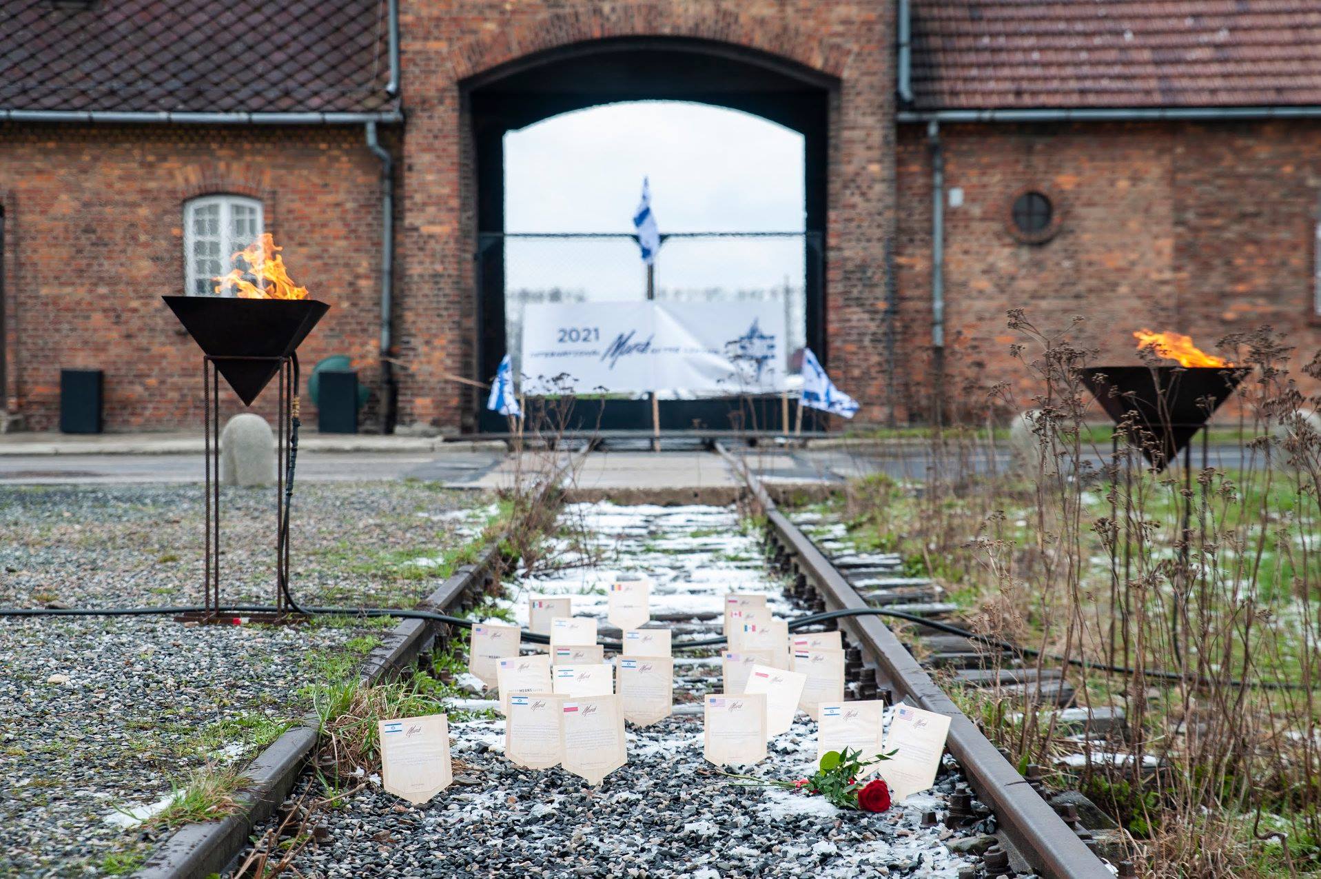 Overlevenden van de Holocaust nemen deel aan virtuele March of Livingceremonie in Auschwitz