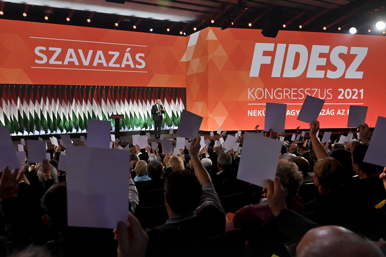 The Communicative Divide: Opposition vs. Establishment The Communicative Divide: Opposition vs. Establishment