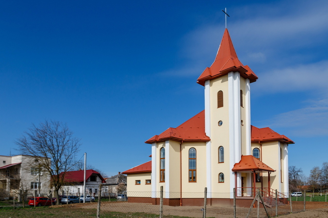 Palad'-Komarivtsi church