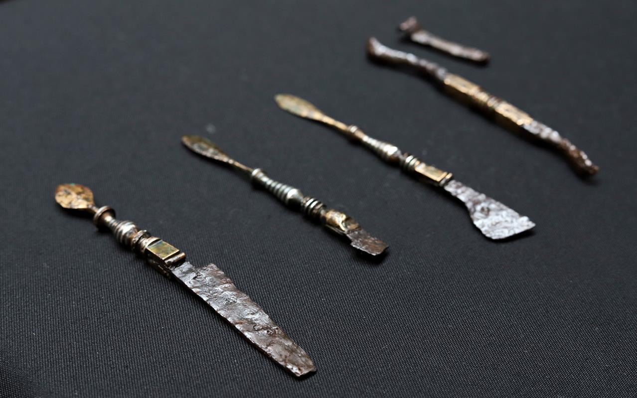 Médecin romain vieux de 2000 ans et outils médicaux