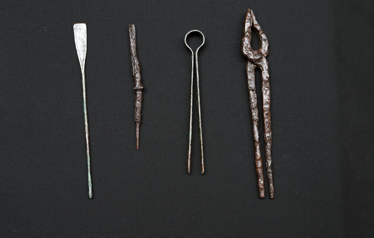 2000 let starý římský lékař a lékařské nástroje nález