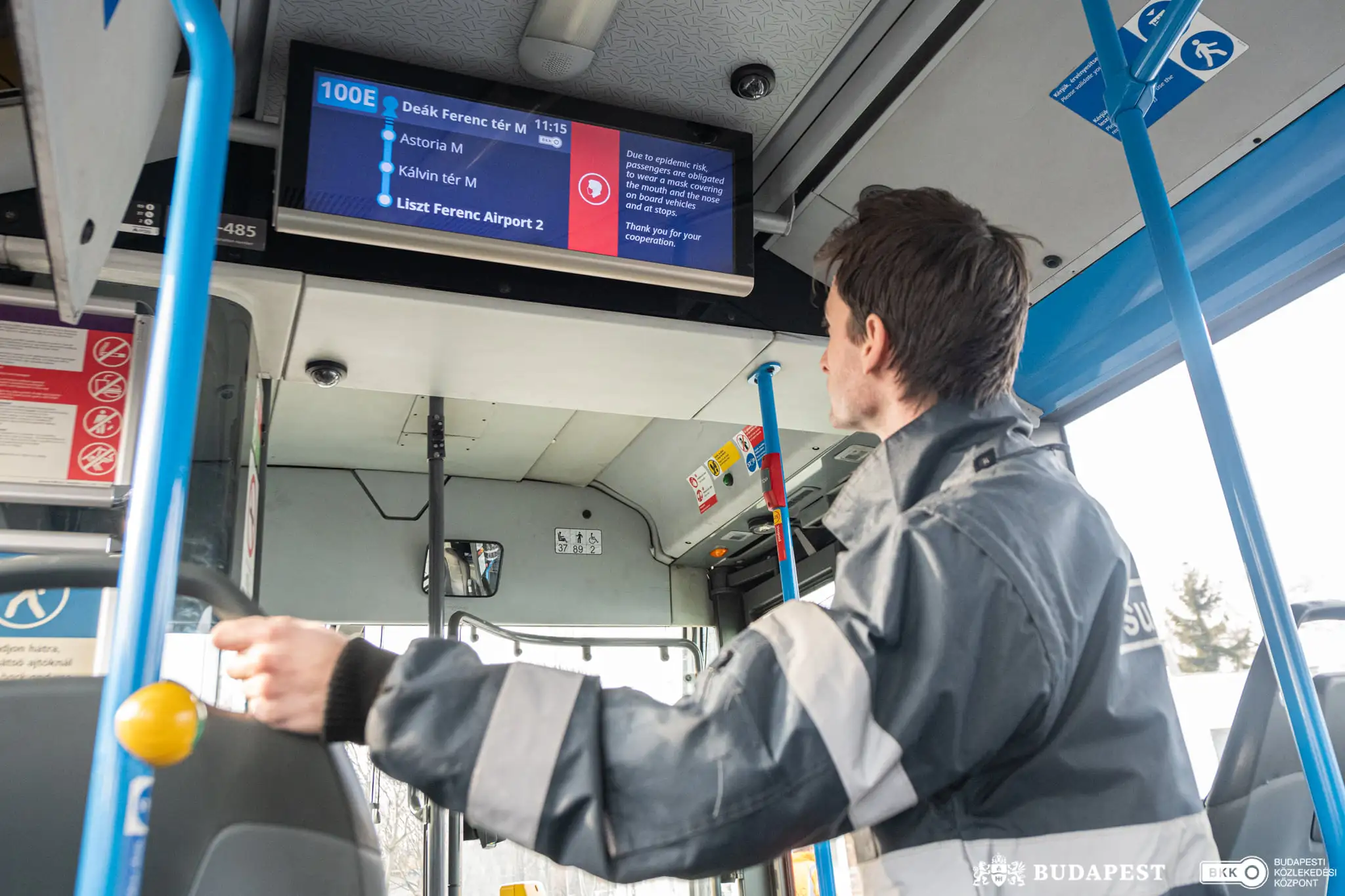 Gastarbeiter fahren Busse zwischen der Budapester Innenstadt und dem Budapester Flughafen