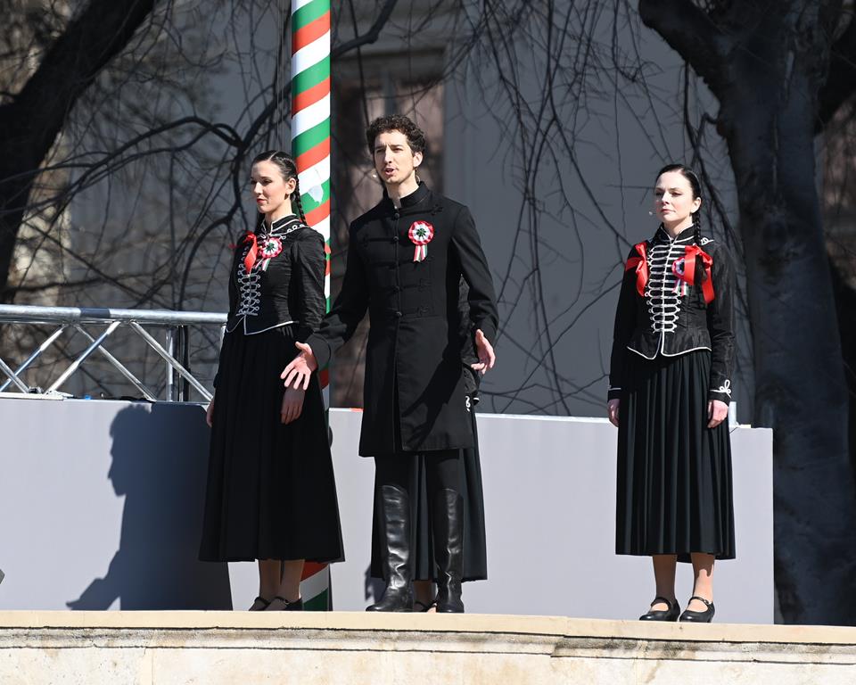 De ce ungurii poartă o cocardă pe 15 martie?