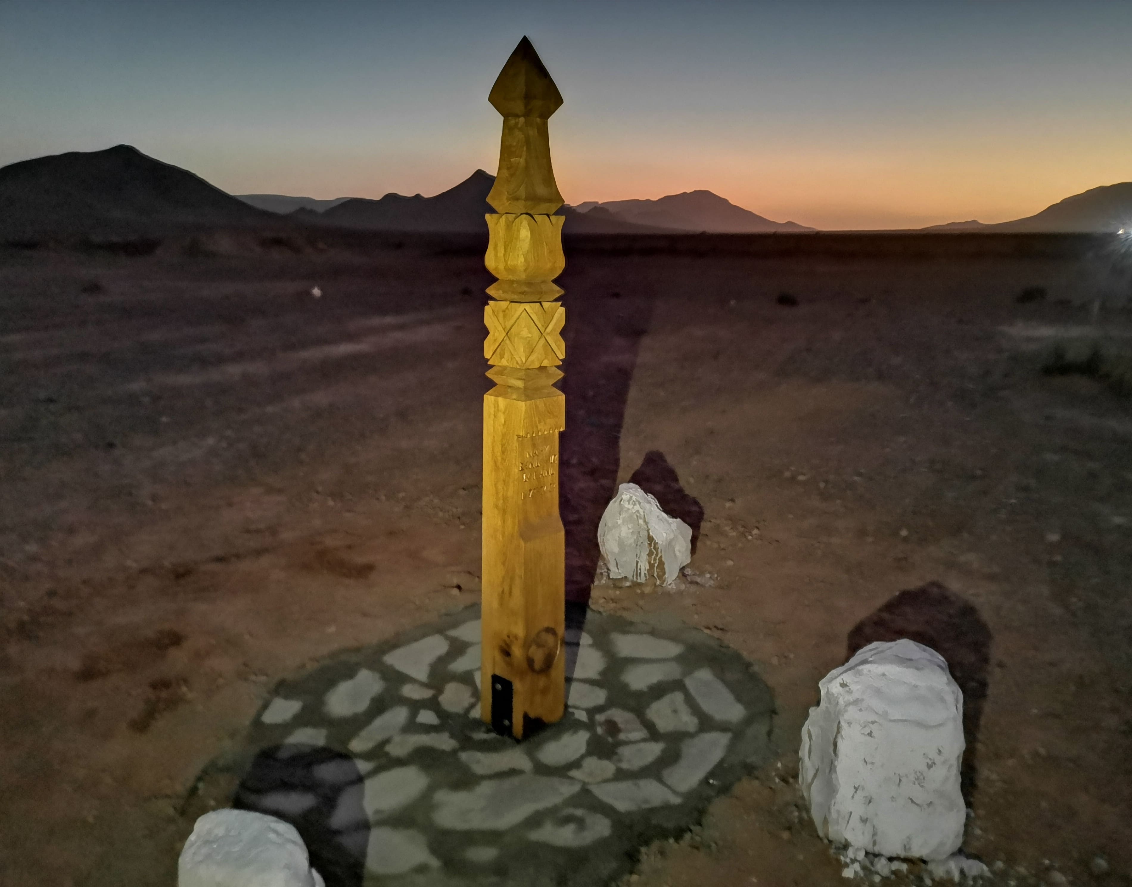 Надгробок, встановлений експедицією Трабанта (Жолт Вадаш) на честь його друга