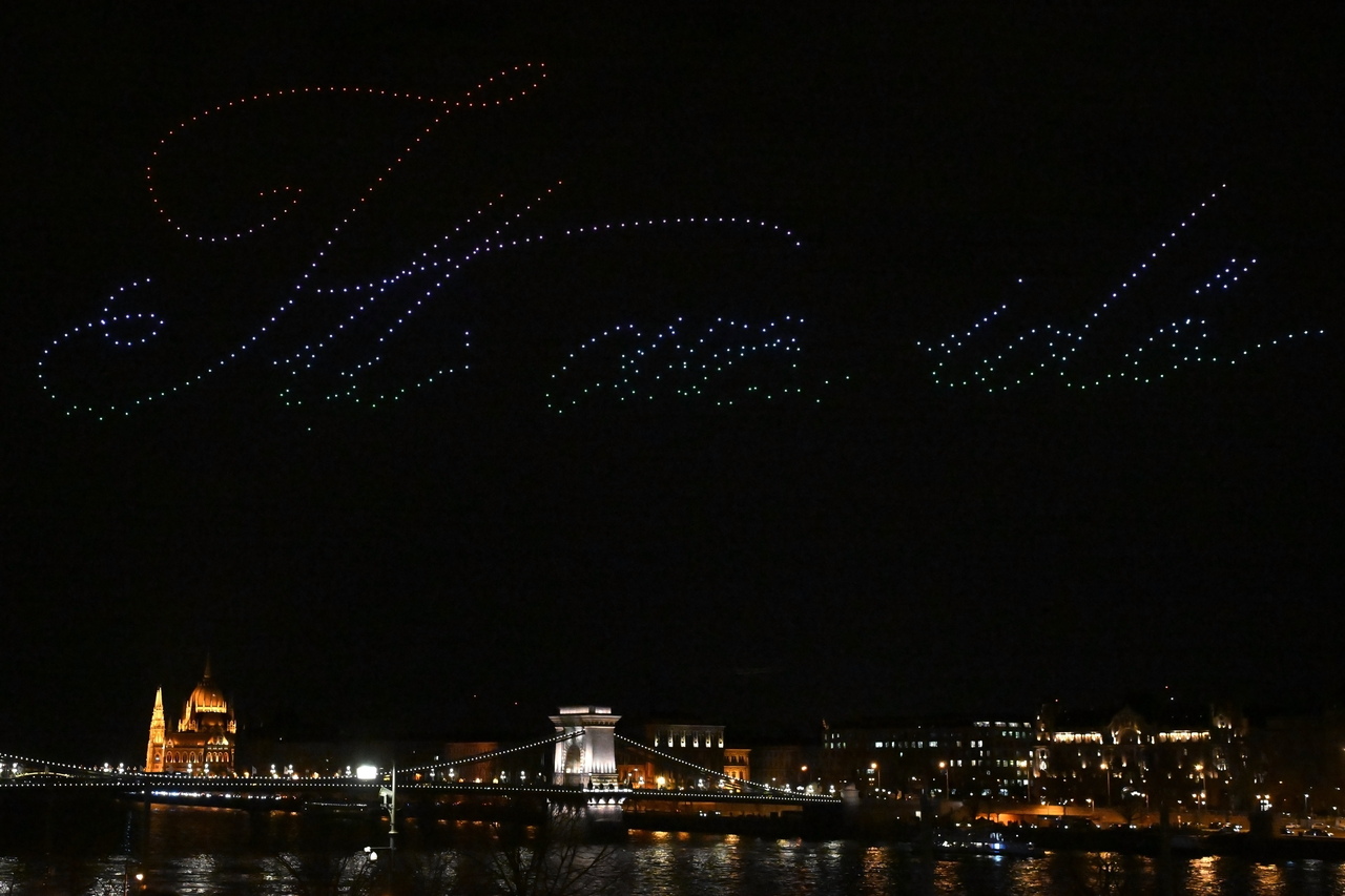 espectáculo de drones en budapest petőfi