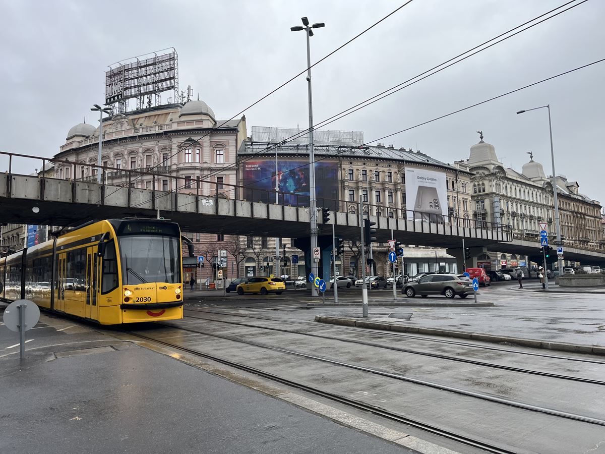 stația de cale ferată nyugati tramvaiul pasajului superior din Budapesta