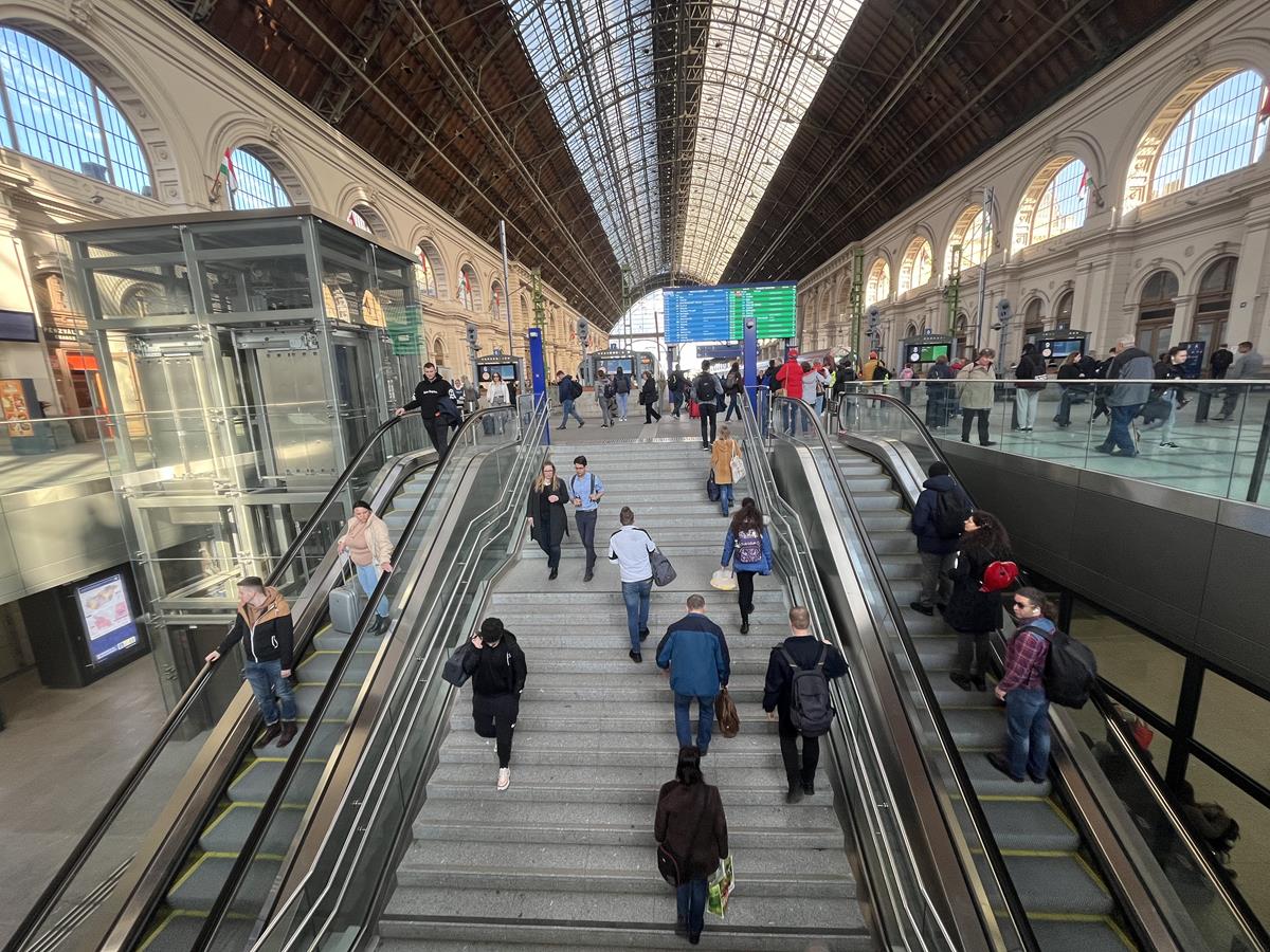 محطة قطار كيليتي للسكك الحديدية Máv إضراب السفر المجر بودابست